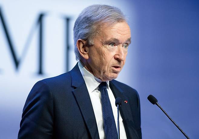 베르나르 아르노 LVMH 그룹 회장이 1월 25일 프랑스 파리 본사에서 지난해 실적을 발표하고 있다. 사진 블룸버그