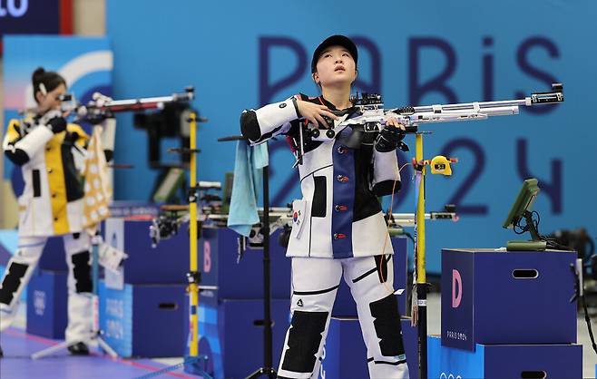 29일(현지시간) 프랑스 샤토루 CNTS 사격장에서 열린 2024파리올림픽 사격 여자 10m 공기소총 결승 경기 슛오프에서 반효진이 마지막 한 발을 쏜 뒤 숨을 고르고 있다. 샤토루/올림픽사진공동취재단