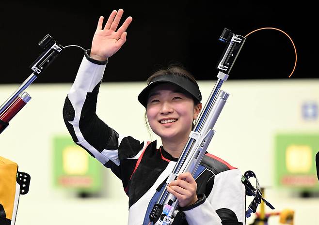 반효진이 29일(현지시간) 프랑스 샤토루 CNTS 사격장에서 열린 2024 파리올림픽 사격 여자 10m 공기소총 결승 경기에서 금메달을 획득한 뒤 기뻐하고 있다. 샤토루/올림픽사진공동취재단