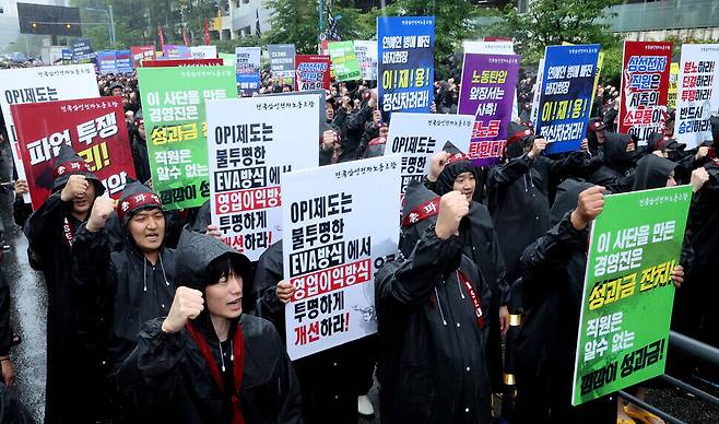 지난 8일 오전 전국삼성전자노동조합(전삼노) 총파업 결의대회가 경기 화성시 삼성전자 화성사업장 앞에서 열려 조합원들이 구호를 외치고 있다. 김영원 기자 forever@hani.co.kr