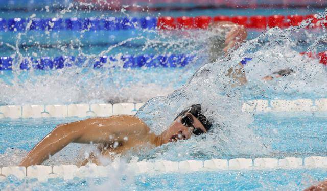 황선우가 2024 파리 올림픽 수영 경영 남자 자유형 200m 준결선에서 역영을 하고 있다. 파리=서재훈 기자