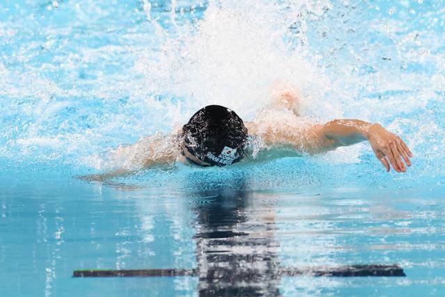 황선우가 2024 파리 올림픽 수영 경영 남자 자유형 200m 준결선에서 역영을 하고 있다. 파리=서재훈 기자
