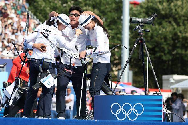 <yonhap photo-0216=""> 양궁 여자 대표팀이 해냈다, 올림픽 10회 연속 우승 달성 (파리=연합뉴스) 김도훈 기자 = 28일(현지시간) 프랑스 파리 레쟁발리드에 마련된 양궁 경기장에서 열린 2024 파리올림픽 양궁 여자단체전 중국과의 결승전에서 우승을 차지한 대표팀 선수들이 기뻐하고 있다. 한국은 1988년 서울올림픽을 시작으로 1992년 바르셀로나, 1996년 애틀란타, 2000년 시드니, 2004년 그리스, 2008년 베이징, 2012년 런던, 2016년 리우, 2021년 도쿄 그리고 2024년 파리올림픽 우승까지 10회 연속 우승을 달성했다. 2024.7.29 superdoo@yna.co.kr/2024-07-29 00:59:35/ <저작권자 ⓒ 1980-2024 ㈜연합뉴스. 무단 전재 재배포 금지, AI 학습 및 활용 금지></yonhap>