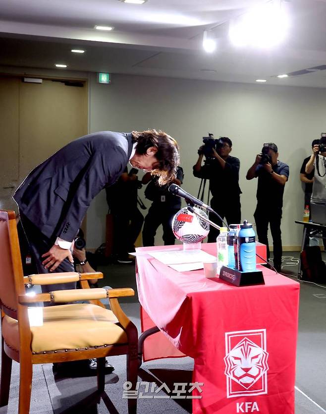 홍명보 축구 국가대표팀 신임감독이 29일 오전 서울 종로구 축구회관에서 열린 취임 기자회견에 참석해 취임사를 발표하기 전 울산팬들에게 허리 숙여 사과하고 있다. 김민규 기자 mgkim1@edaily.co.kr /2024.07.29/