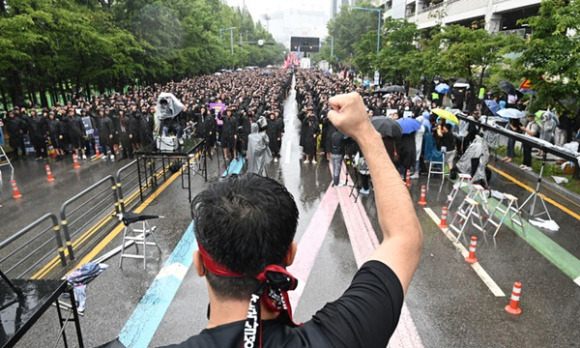 지난 8일 경기도 화성시 삼성전자 화성사업장 정문 앞에서 총파업 결의대회에 참가한 전삼노 조합원들이 구호를 외치고 있는 모습. [사진=뉴시스]