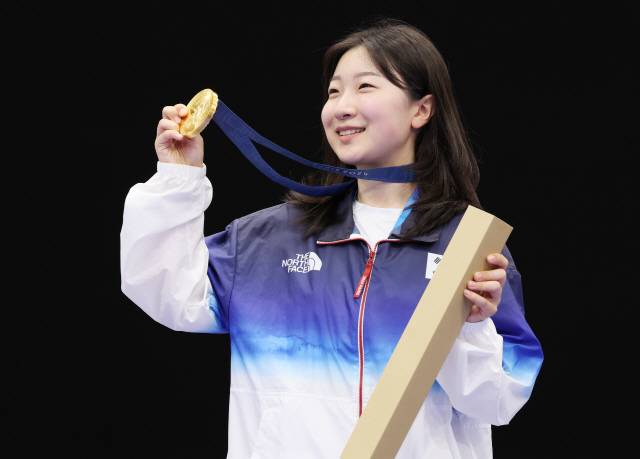 ▲ 29일(현지시간) 프랑스 샤토루 슈팅 센터에서 열린 2024 파리올림픽 사격 공기소총 10m 여자 결선에서 금메달을 차지한 반효진이 시상대에서 기뻐하고 있다. 연합뉴스