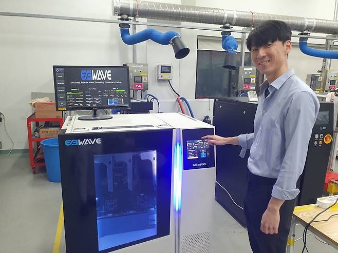 채동준 대리가 액침냉각 장비와 서버 테스트 과정을 설명하고 있다. 화성=윤현주 기자