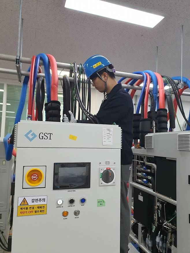 정상호 주임이 칠러 장비 셋업 작업을 하고 있다. 화성=윤현주 기자