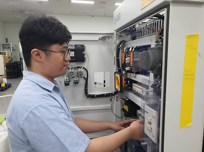 김찬호 주임이 내부 유동 시뮬레이션 작업을 하고 있다. 화성=윤현주 기자