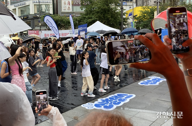 지난 27일 서울 서대문구 스타광장에서 열린 ‘신촌 랩소디’ 축제에서 랜덤플레이 댄스에 도전한 참가자들이 K팝 음악에 맞춰 춤을 추고 있다. 김보미 기자