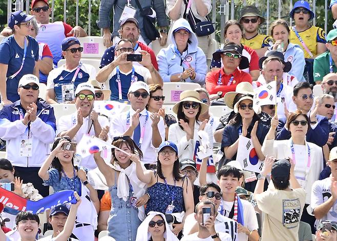 현대차그룹 정의선 회장(가운뎃줄 왼쪽에서 세번째)이 지난 28일(현지시간) 파리 올림픽 양궁 여자 단체전 경기를 찾아 이서현 삼성물산 전략기획담당 사장(다섯번째), 김재열 IOC 위원(여섯번째)과 함께 한국 대표팀을 응원하고 있다. 대한양궁협회 제공