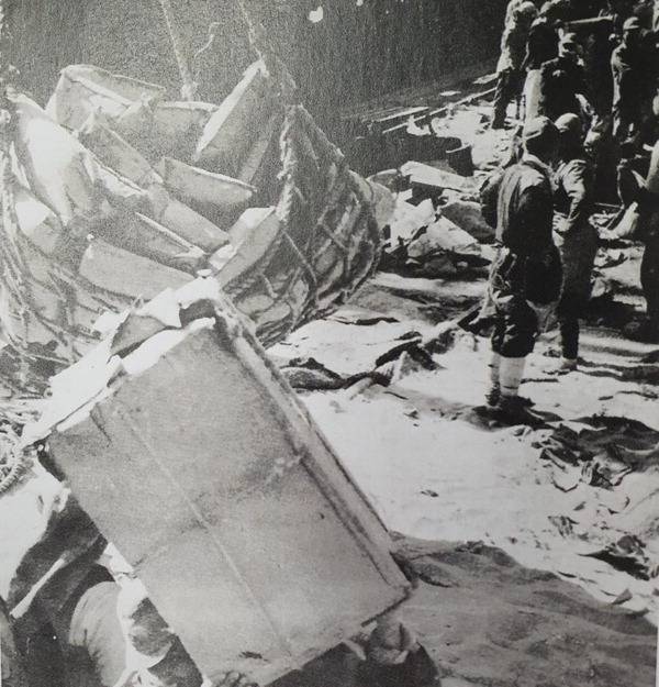 부산항을 통해 들어온 해외 구호물자.  ‘사진으로 보는 광복 60년사’