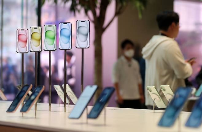 Apple's iPhone 15 series are displayed at Apple Myeongdong, a retail store located in the center of Seoul's vibrant and bustling shopping district. (Newsis)