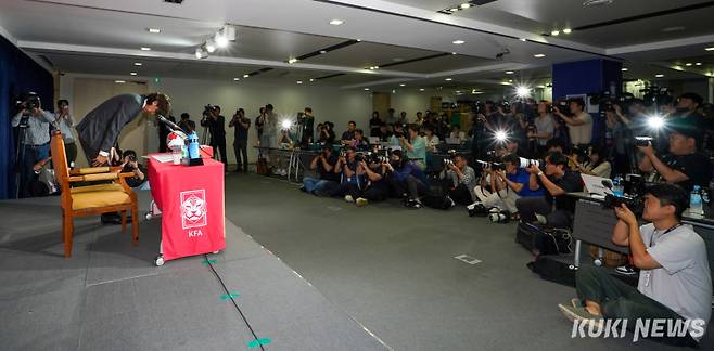 홍명보 한국축구대표팀 감독이 29일 서울 종로구 축구회관에서 열린 취임 기자회견에서 고개 숙여 인사하고 있다.
