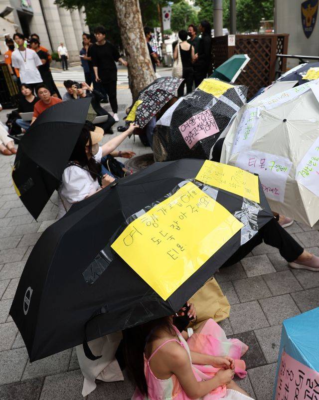 티몬·위메프 판매대금 정산 지연 피해자들이 28일 오후 티몬·위메프의 모회사인 서울 강남구 큐텐 본사 앞에서 우산 시위를 하고 있다. 연합뉴스