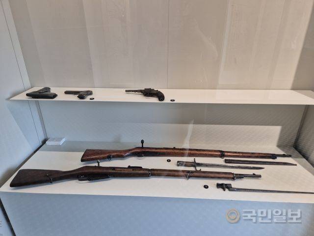 독립군이 사용했던 러시아제 모신나강 소총과 안중근이 이토히로부미를 저격할 때 사용했던 권총과 같은 종류인 브라우닝 권총 등이 전시돼 있다.
