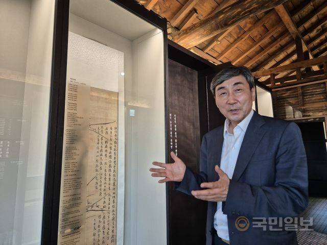 이종걸 '이회영 기념관' 이사장이 지난 26일 서울 종로 기념관에서 우당의 수묵화를 가리키며 그의 삶을 설명하고 있다.