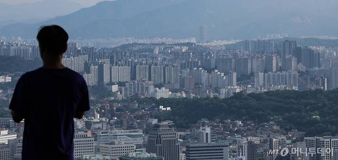 [서울=뉴시스] 김근수 기자 = 26일 오전 서울 중구 남산에서 서울 아파트 단지가 보이고 있다.  2024.07.26. ks@newsis.com /사진=김근수