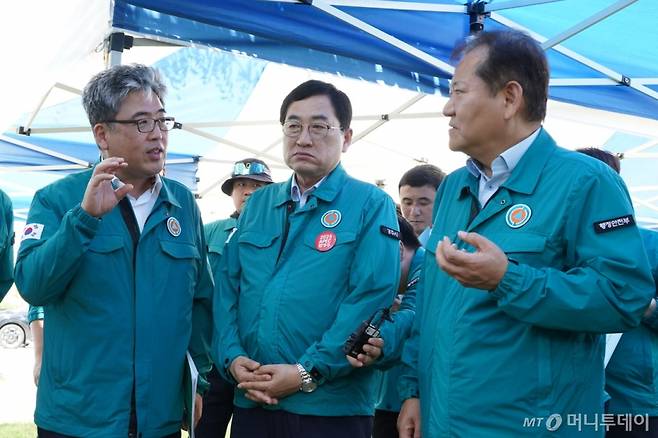 [경주=뉴시스] 김양수 기자 = 29일 산림청은 행정안전부 및 경북도·경주시와 함께 경주 토함산 땅밀림 발생지를 찾아 현장점검을 실시하고 산·학 전문가가 참여한 가운데 복구를 위한 자문회의를 개최했다. 임상섭 산림청장(왼쪽 첫째)이 이상민 행안부 장관(오른쪽), 주낙영 경주시장과 땅밀림 현장서 합동점검을 하고 있다.(사진=산림청제공).2024.07.29. photo@newsis.com /사진=김양수