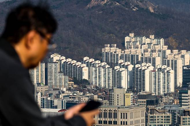 국토교통부가 정부가 고소득자에 대한 디딤돌 대출 금리를 차등 인상하는 방안을 검토한다는 언론 보도는 사실이 아니라고 반박했다. 사진은 서울 중구 남산 전망대를 찾은 시민이 서울시내 아파트를 바라보고 있는 모습. /사진=뉴시스
