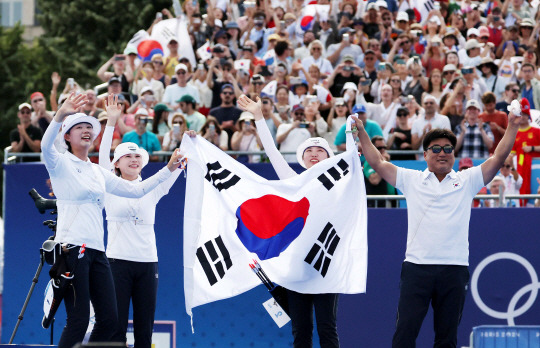 28일(현지시간) 프랑스 파리 앵발리드 경기장에서 열린 2024파리올림픽 양궁 여자 리커브 단체 결승에서 (왼쪽부터)임시현, 전훈영, 남수현, 양창훈 감독이 금메달을 확정지은 뒤 기뻐하고 있다. 윤성호 기자