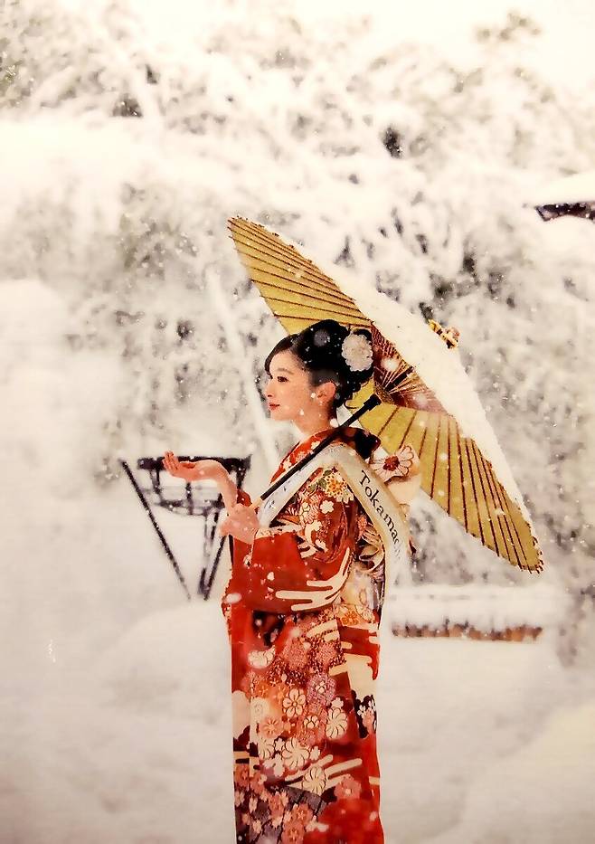 ‘설국’을 연상케하는 풍경. 니가타현 도카마치 지역의 전통의상을 입은 여인[니가타현 관광국]