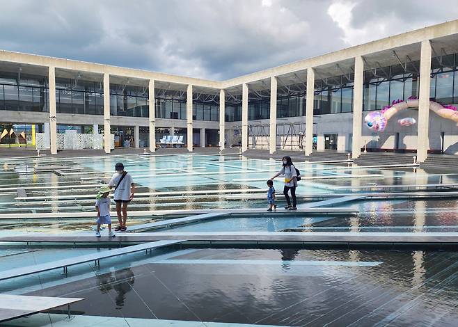 모네 현대미술관 중정 못에 놓인 다리를 건너면, 관람객도 작품 속 주인공 중 하나가 된다.