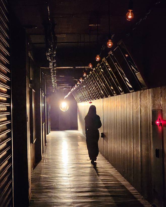 흰눈때문에 고립된 상황을 검은 예술로 표현한 ‘마지막 교실’. ‘여고괴담’ 같은 분위기이지만 희망의 빛이 늘 있다.