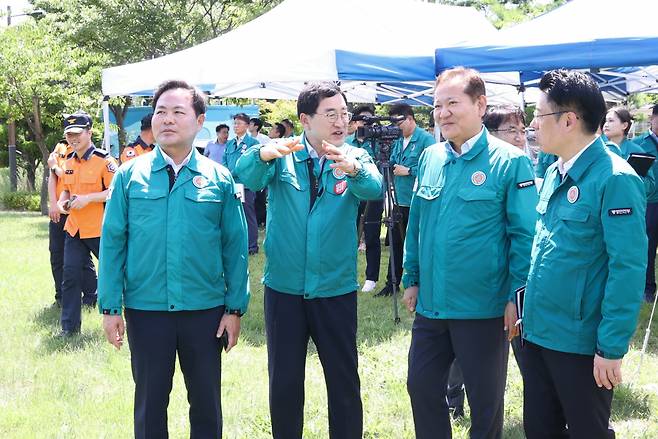 주낙영 경주시장이 이상민 행정안전부 장관에게 29일 토함산 일원 현장에서 땅밀림에 대해 설명하고 있다[경주시 제공]