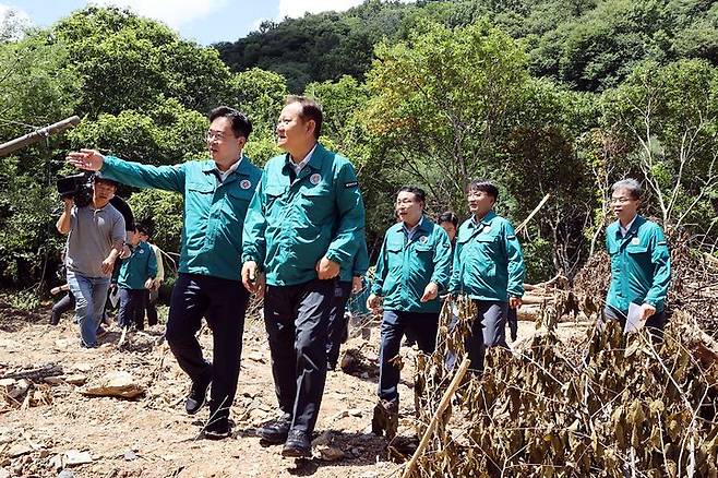 [서울=뉴시스] 이상민 행정안전부 장관이 지난 24일 호우 피해를 입은 전북 익산시 웅포면 함라산 산사태 피해 현장을 점검하고 있다. (사진은 기사와 직접 관련 없습니다) 2024.07.24. photo@newsis.com *재판매 및 DB 금지