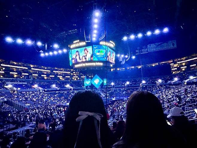 미국 LA 컨벤션 센터에서 최근 펼쳐진 'KCON LA 2024'에서 뉴진스'가 출연한 '한국 관광 홍보 영상'이 송출되는 모습 *재판매 및 DB 금지