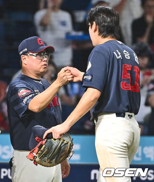 [OSEN=창원, 이석우 기자] 28일 창원NC파크에서 2024 신한 SOL 뱅크 KBO 리그 NC 다이노스와 롯데 자이언츠의 경기가 열렸다. 홈팀 NC는 최성영이 방문팀 롯데는 윌커슨이 선발 출전했다. 롯데 자이언츠 나승엽이 NC 다이노스에 연장 승부 끝에 10-6으로 승리한 후 김태형 감독과 기쁨을 나누고 있다. 2024.07.28 / foto0307@osen.co.kr