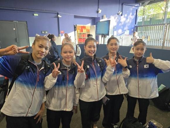 여자 체조대표 선수들이 29일(한국시간) 프랑스 파리 베르시 아레나에서 열린 2024 파리 올림픽 기계체조 여자 단체전을 마치고 포즈를 취하고 있다. 왼쪽부터 이다영, 여서정, 이윤서, 엄도현, 신솔이. 파리 연합뉴스