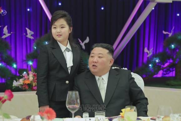 북한 김정은, 딸 김주애와 ‘건군절’ 기념연회 참석 - 북한 김정은 국무위원장이 건군절(인민군 창건일)을 기념해 지난 7일 딸 김주애와 함께 인민군 장병들의 숙소를 방문했다고 조선중앙TV가 8일 보도했다. 김 위원장은 숙소 방문 이후 건군절 기념연회에 참석해 연설했다. [조선중앙TV 화면]    연합뉴스