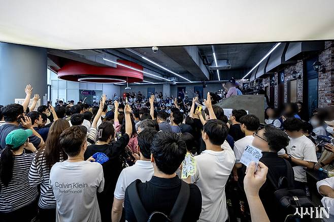 7월25일 환불을 요청하는 고객들이 서울 강남구 위메프 본사를 찾았다. ⓒ시사IN 박미소