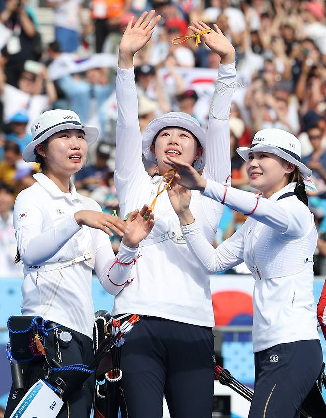 올림픽 10연패를 달성한 한국 여자 양궁대표팀 남수현, 임시현, 전훈영이 29일 프랑스 파리 레쟁발리드 양궁 경기장에서 열린 2024 파리올림픽 양궁 여자단체 결승전에서 우승을 확정지은 뒤 기뻐하고 있다.  연합뉴스