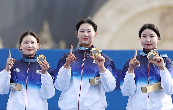 올림픽 10연패를 달성한 한국 여자양궁 대표팀의 남수현(오른쪽부터), 임시현, 전훈영이 29일 프랑스 파리 레쟁발리드 양궁 경기장에서 열린 2024 파리올림픽 양궁 여자단체전 시상식에서 손가락과 금메달로 숫자 10을 만들며 기념 촬영을 하고 있다.  연합뉴스