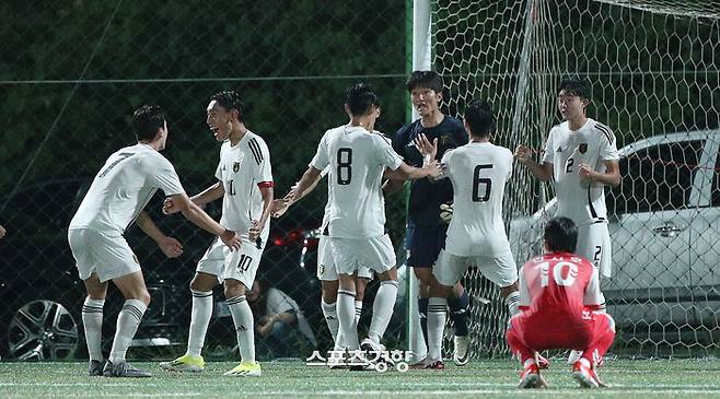 지난 20일 열린 제57회 대통령금배 전국고등학교축구대회 서울 영등포공고와 인천 부평고의 경기에서 영등포공고 김세훈이 부평고 서은강의 페널티킥을 막은 뒤 동료들과 기쁨을 나누고 있다. 권도현 기자