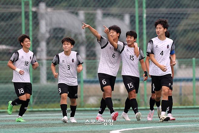 경기 평택JFC 한유준이 29일 충북 제천축구센터 제1구장에서 열린 57회 대통령금배 고등 U17 유스컵 4강 서울보인고와 경기 평택JFC의 경기에서 골을 넣은 후 동료들과 기뻐하고 있다. 조태형 기자