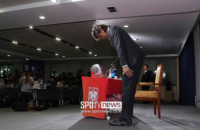 ▲ 홍명보 감독은 29일 오전 11시 축구회관에서 대표팀 감독 취임 기자회견을 했다. 부임 첫 기자회견에서 그동안 생각을 정리한 글을 먼저 읽었다. "그간 논란으로 심려를 끼쳐드린점 죄송하다. K리그 팬들에게 무거운 마음과 책임감을 안고 왔다. 울산HD 팬들에게 용서를 구하고자 한다. 다시 한번 죄송하다"라는 말로 시작했다. A4 8장에 달하는 긴 분량의 글을 10분 동안 읽었다. 울산HD와 K리그 팬들께 사과의 말을 전하며 고개를 숙였고 대표팀 감독을 맡아 어떤 청사진을 그릴 것인지 말했다 ⓒ곽혜미 기자