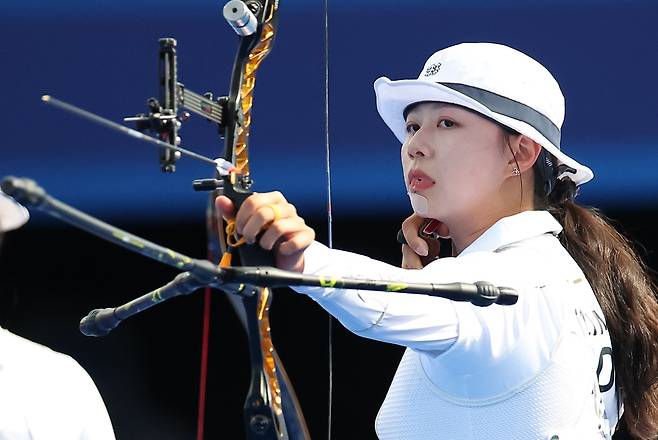 임시현, 남수현, 전훈영으로 구성된 한국 여자 양궁 대표팀이 29일 프랑스 파리 레쟁발리드에서 열린 2024 파리 올림픽 여자 양궁 단체전 결승에서 중국을 누르고 금메달을 따냈다. 이로써 한국은 이 종목 10회 연속 금메달 위업을 달성했다. 여자 단체전이 1988 서울 올림픽부터 채택된 이후 모든 금메달을 휩쓰는 역사를 썼다. 사진 연합뉴스