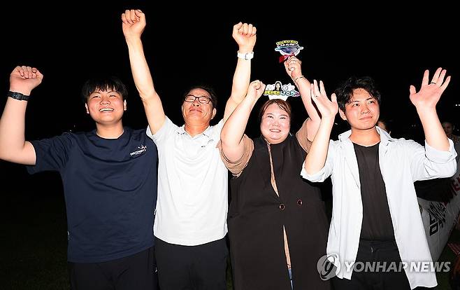 [올림픽] "장하다 우리딸" (순천=연합뉴스) 정다움 기자 = 29일 오전 2024 파리 올림픽 양궁 여자 단체전에 출전한 남수현 선수를 응원하는 행사가 열린 전남 순천시 순천만국가정원 오천그린광장에서 남 선수의 가족들이 금메달이 확정되자 환호하고 있다. 2024.7.29 daum@yna.co.kr