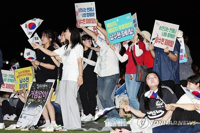 [올림픽] "남수현 금메달 가자" (순천=연합뉴스) 정다움 기자 = 28일 오후 2024 파리 올림픽 양궁 여자 단체전에 출전한 남수현 선수를 응원하는 행사가 열린 전남 순천시 순천만국가정원 오천그린광장에서 시민들이 응원전을 하고 있다. 2024.7.28 daum@yna.co.kr