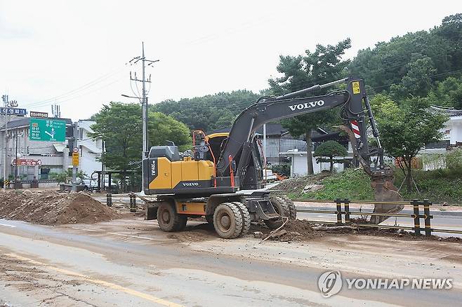 서천서 수해 복구 (서천=연합뉴스) 강한 장맛비에 피해가 발생한 충남 서천군에서 11일 수해 복구 작업이 이뤄지고 있다. 2024.7.11 [서천군 제공. 재판매 및 DB 금지] soyun@yna.co.kr