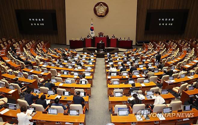 닷새째 이어지는 필리버스터 (서울=연합뉴스) 김주형 기자 = 29일 오전 국회 본회의에서 '방송 4법'인 방송문화진흥회법(방문진법) 필리버스터가 진행되고 있다. 2024.7.29 kjhpress@yna.co.kr