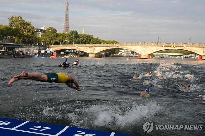 센강에 입수하는 철인3종 선수들  [AFP=연합뉴스 자료사진]