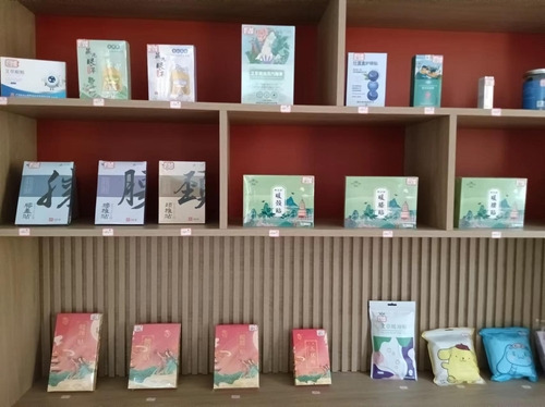 Mugwort and moxibustion products are on display in Aishan Village, Tongcheng Street, Dong'e County, Liaocheng City, Shandong Province.