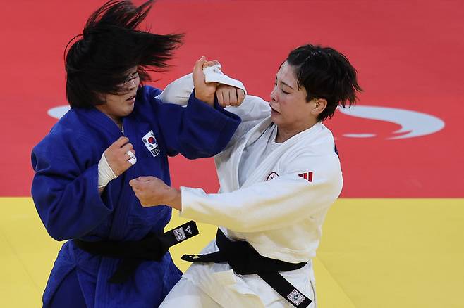 한국 유도 대표팀 허미미(우측)가 크리스타 데구치와 결승전 경기를 벌인다