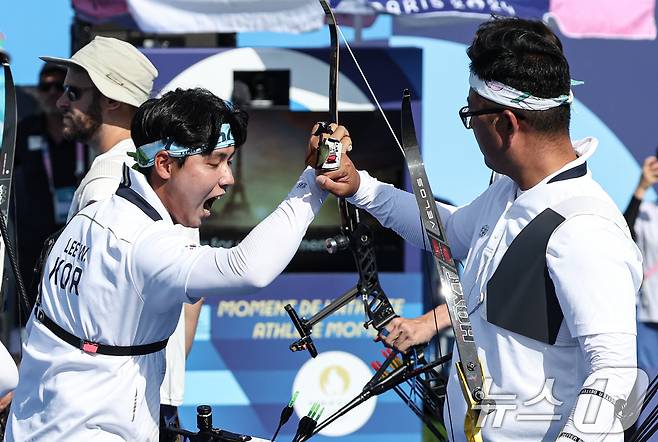 대한민국 양궁대표팀 이우석이 30일(한국시간) 프랑스 파리 앵발리드에서 열린 2024 파리올림픽 양궁 남자 단체전 결승 프랑스와의 경기에서 포효하고 있다. 2024.7.30/뉴스1 ⓒ News1 박정호 기자