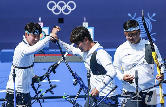 대한민국 양궁대표팀 김우진, 김제덕, 이우석이 29일(한국시간) 프랑스 파리 앵발리드에서 열린 2024 파리올림픽 양궁 남자 단체전 준결승 중국과의 경기에서 승리한 후 기뻐하고 있다. 2024.7.29/뉴스1 ⓒ News1 박정호 기자